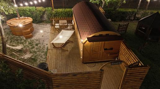 Vue panoramique du  glamping depuis les hauteurs.