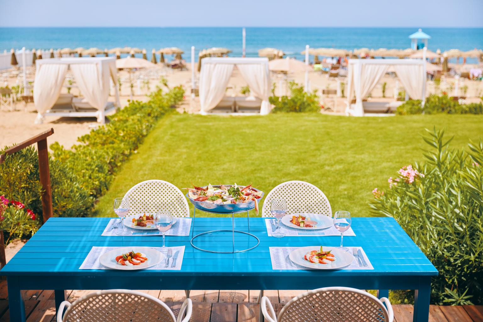 Il ristorante con vista sul mare dell'Oleandri Beach Club. 