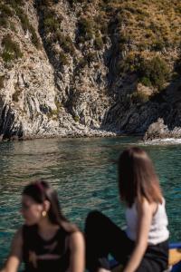 Turiste in barca ammirano il panorama circostante. 