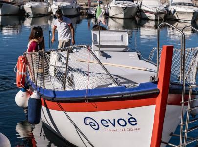 Bateau touristique Evoè dans le port, avec une coque blanche et rouge.