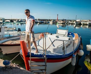 Equipe evoè sur un bateau amarré dans un port touristique.