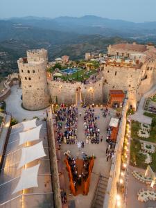 Veduta panoramica del Castello di Rocca Cilento allestito per un matrimonio esclusivo. 