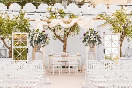 Sposi al Borgolea, fotografia di matrimonio elegante immersa in un’atmosfera romantica.
