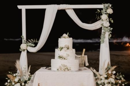 Pièce montée de mariage spectaculaire exposée sur la plage.