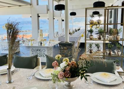 Détail de la configuration du mariage et de la table impériale pour un mariage au bord de la mer.