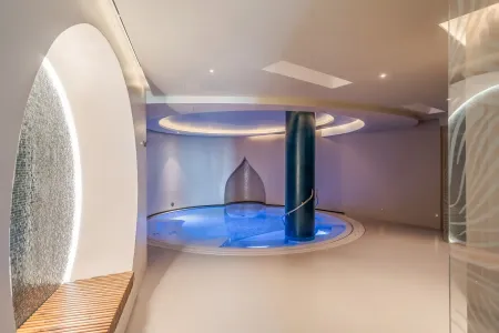 Vasca idromassaggio nella spa del Grand Hotel Santa Maria, area benessere elegante per relax e rigenerazione in Cilento.