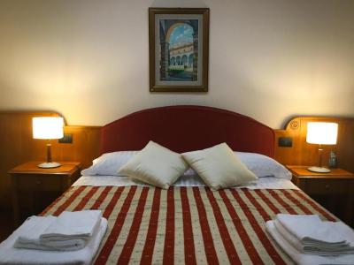 Double bedroom with red details.
