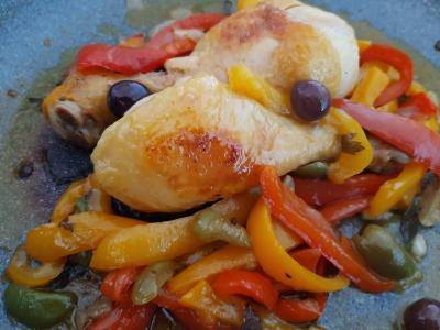 Carne arrosto con peperoni e olive della cucina dell'Agriturismo Ai Monaci.