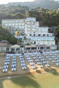 Hotel sul mare con spiaggia privata attrezzata con ombrelloni e lettini.