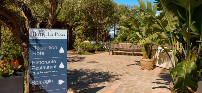The entrance with directions to reception, restaurant and beach.
