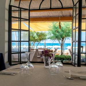 Veduta del mare dall'interno del ristorante. 