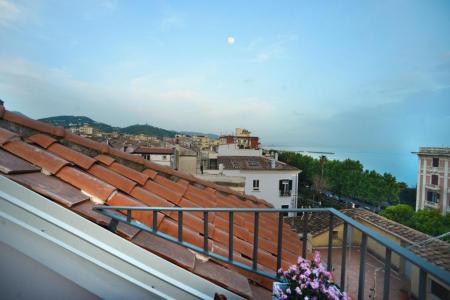 La terrazza che si affaccia sul mare e sulla citta antica.
