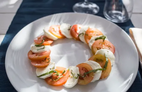 Caprese con Mozzarella di Bufala DOP e pomodori. 