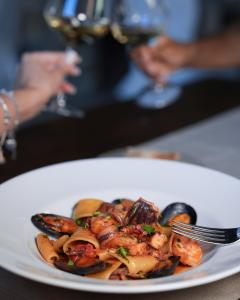 Piatto di pasta ai frutti di mare con gamberi, cozze e calamari.
