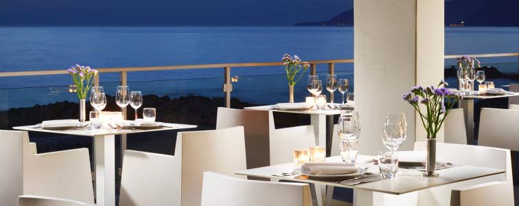 Romantic evening atmosphere on the restaurant’s panoramic terrace.
