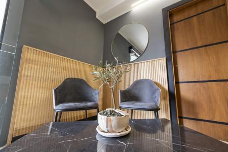 Relaxation area of the accommodation with table and chairs.