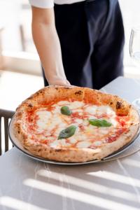 Pizza del bar Beach House del Grand Hotel Santa Maria.