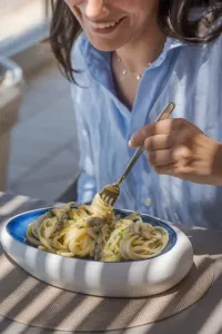 Linguine alle vongole della Beach House del Grand Hotel Santa Maria, specialità di mare con ingredienti freschi e sapori mediterranei.